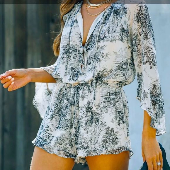 NWOT✨VICI EXCLUSIVE✨SHEER VINTAGE SPLIT BELL SLEEVE SHORTS ROMPER SZ. M - Picture 4 of 10